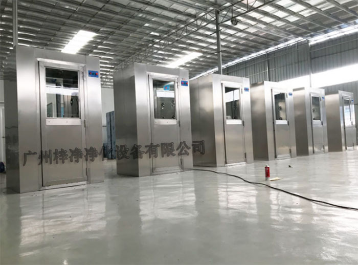 全不銹風(fēng)淋室采用全不銹鋼材質(zhì)制造,具有良好的耐腐蝕性、耐高溫性和耐磨損性。 全不銹風(fēng)淋室采用全不銹鋼材質(zhì)制造,具有良好的耐腐蝕性、耐高溫性和耐磨損性。